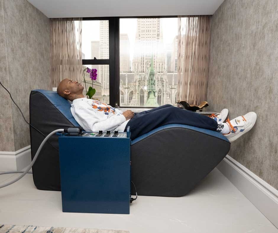 Guest relaxing during a PEMF therapy session in Midtown Manhattan